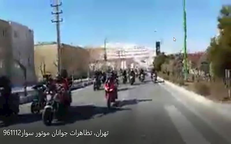 رژه جوانان موتورسوار در تهران در پاسخ به لشکرکشی مزدوران بسیجی