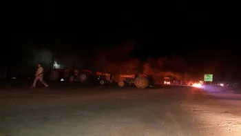 کشاورزان ورودی های ورزنه را با تراکتور ها بستند
