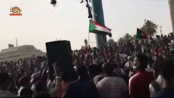 به دنبال سرنگونی حکومت دیکتاتور سودان هزاران نفر در مقابل مقر ارتش این کشور دست به تظاهرات زدند
