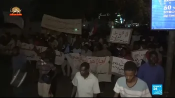 یک ماه پس از سقوط عمرالبشیر هزاران نفر از مردم سودان هنوز درخیابانها هستند