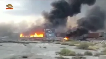 آتش سوزی مهیب کانتینرهای قیر قشم در بندرعباس