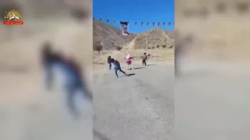 رگبار سنگ از سوی شیربچگان دانش‌آموز به تصاویر منحوس خمینی ملعون و خامنه‌ای جنایتکار