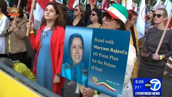 تلویزیون دبلیو ای.بی.سی آمریکا ـ اعتراض به نقض حقوق‌بشر رژیم ایران در بیرون سازمان ملل 