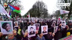 تظاهرات ایرانیان در هامبورگ-۲۳ اسفند ۱۴۰۴- آکت جمعی بالا بردن تصاویر شهیدان