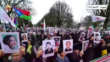 تظاهرات ایرانیان در هامبورگ-۲۳ اسفند ۱۴۰۴- آکت جمعی بالا بردن تصاویر شهیدان