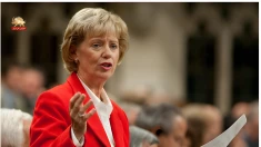 فراخوان وزیر پیشین کانادا برای تشکیل «دولت انتقالی» در ایران؛ ستایش شجاعت  مردم در برابر استبداد