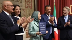 اهدا کتاب بیانیه اکثریت پارلمان و سنای ایتالیا از احزاب مختلف سیاسی به خانم رجوی در محکومیت موج اعدامها و فراخوان به توقف اعدامها در ایران