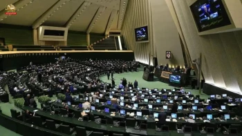 مراسم حکومتی در مصلای تهران، همزمان با جدال باندها بر سر مذاکره و تعطیلی مجلس