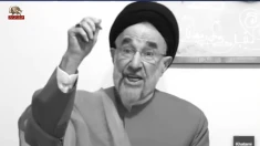 دست‌بوسی ملتمسانهٔ آخوند خاتمی از طریق پزشکیان 