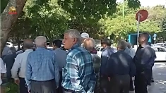 تجمع اعتراضی بازنشستگان اصفهان مقابل استانداری: «عدالتی ندیدیم، فقط دروغ شنیدیم»