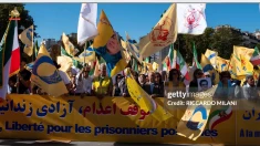 گتی‌ایمیج: تظاهرات حامیان شورای ملی مقاومت در پاریس در بزرگداشت قیام ۱۴۰۱ و محکومیت اعدام‌ها