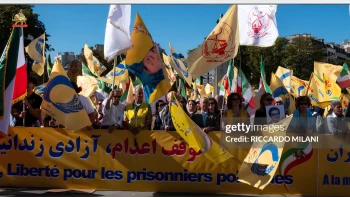 گتی‌ایمیج: تظاهرات حامیان شورای ملی مقاومت در پاریس در بزرگداشت قیام ۱۴۰۱ و محکومیت اعدام‌ها